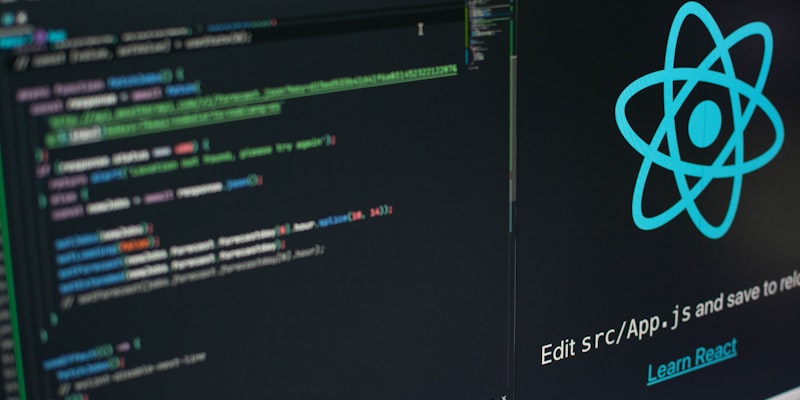网络安全概念图显示加密锁与数字盾牌保护数据流